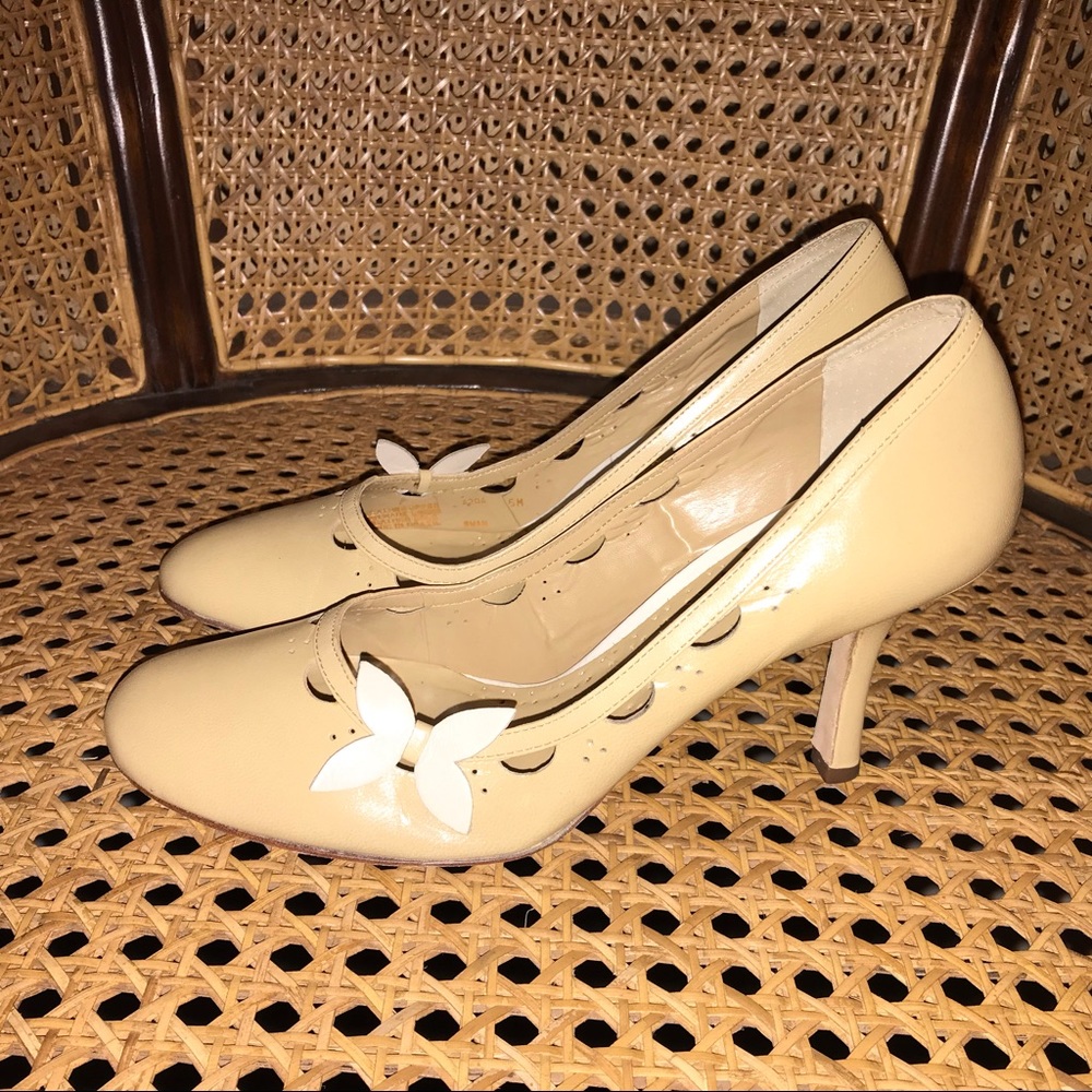 Antonio Melani Tan Butterfly Leather Pumps sz 6